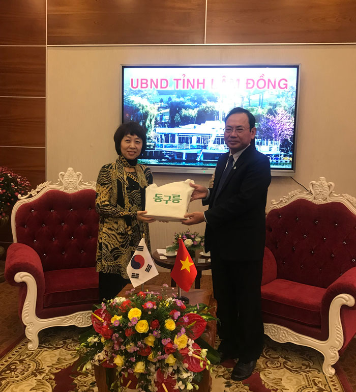 Bà Phó thị trưởng tặng quà lưu niệm cho ông Nguyễn Văn Yên