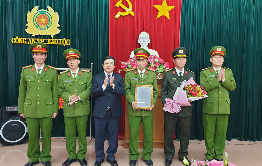 Đồng chí Đoàn Văn Việt – Chủ tịch UBND tỉnh Lâm Đồng trao thư khen và tiền thưởng cho cán bộ, chiến sỹ Công an TP Bảo Lộc