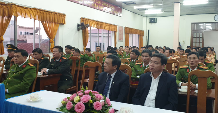 Đông đảo cán bộ, chiến sỹ Công an TP Bảo Lộc tham dự buổi trao thư khen