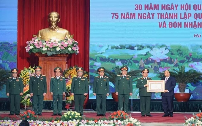 Thừa ủy quyền của Chủ tịch nước, Thủ tướng Nguyễn Xuân Phúc trao trao Huân chương Quân công hạng nhất tặng QĐND Việt Nam.