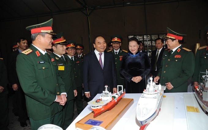 Trước buổi lễ, Thủ tướng Chính phủ Nguyễn Xuân Phúc, Chủ tịch QH Nguyễn Thị Kim Ngân, cùng các đại biểu tham quan khu trưng bày vũ khí, khí tài của QĐND Việt Nam tại trụ sở Bộ Quốc phòng.