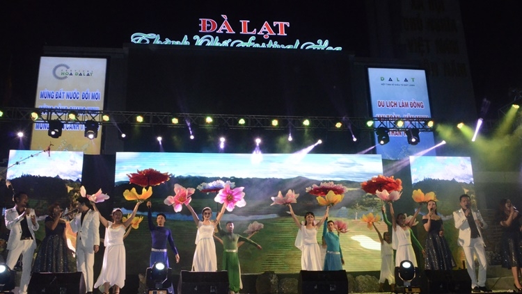 Để rồi, được gặp nhau, hội tụ tại “Đà Lạt thành phố Festival Hoa” qua tiết mục hát múa toàn đoàn (Ảnh 9), khép lại chương trình nghệ thuật giao lưu văn hóa Việt - Hàn với nhiều cung bậc cảm xúc. 