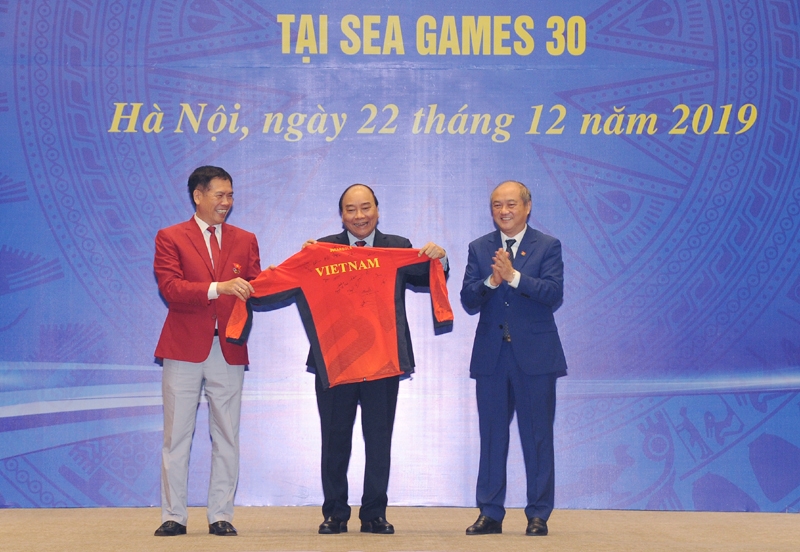 Lãnh đạo Tổng cục TDTT tặng Thủ tướng Nguyễn Xuân Phúc chiếc áo lưu niệm của Đoàn Thể thao Việt Nam dự SEA Games 30