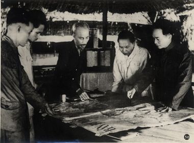 Chủ tịch Hồ Chí Minh cùng các đồng chí Trường Chinh, Phạm Văn Đồng, Võ Nguyên Giáp quyết định mở chiến dịch Điện Biên Phủ, năm 1954