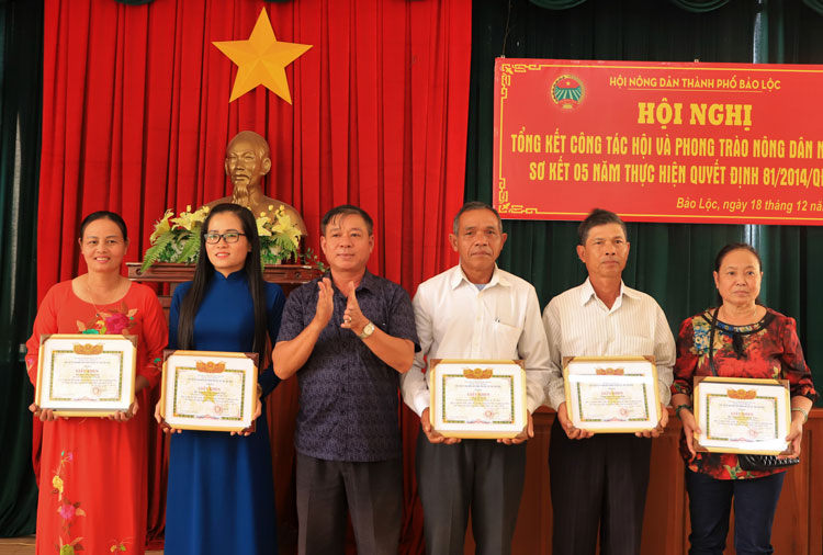 Bảo Lộc: Khen thưởng các tập thể, cá nhân xuất sắc trong phong trào nông dân