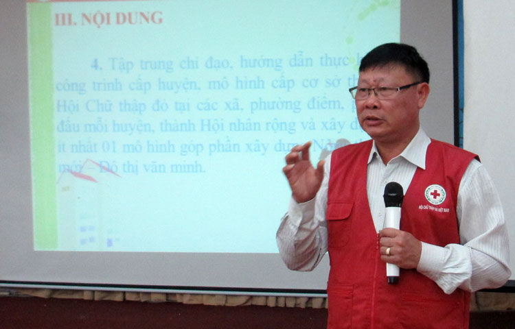 Chủ tịch Hội CTĐ Lâm Đồng Đỗ Hoàng Tuấn trình bày về Hội CTĐ tỉnh tham gia xây dựng nông thôn mới