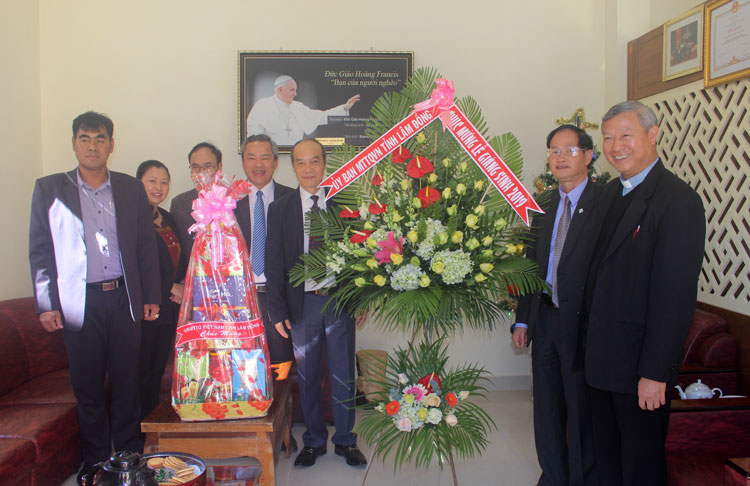 Đoàn Ban Thường trực Ủy ban MTTQ tỉnh Lâm Đồng tặng hoa chúc mừng Giáng sinh 2019 tới Ủy ban Đoàn kết Công giáo tỉnh, các vị chức sắc, linh mục và bà con giáo dân trong tỉnh
