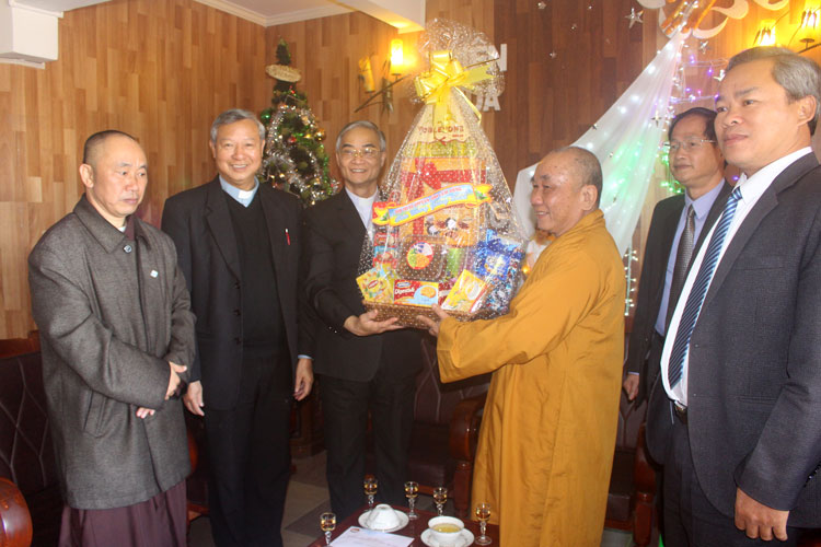 Đại diện Ban Trị sự Giáo hội Phật giáo Việt Nam tỉnh Lâm Đồng tặng hoa chúc mừng Giáng sinh