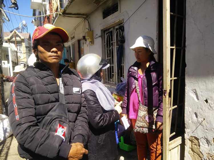 Thăm hỏi, động viên và trao tiền hỗ trợ cho gia đình anh Đặng Đeo và vợ Lý Thị Thanh Thúy