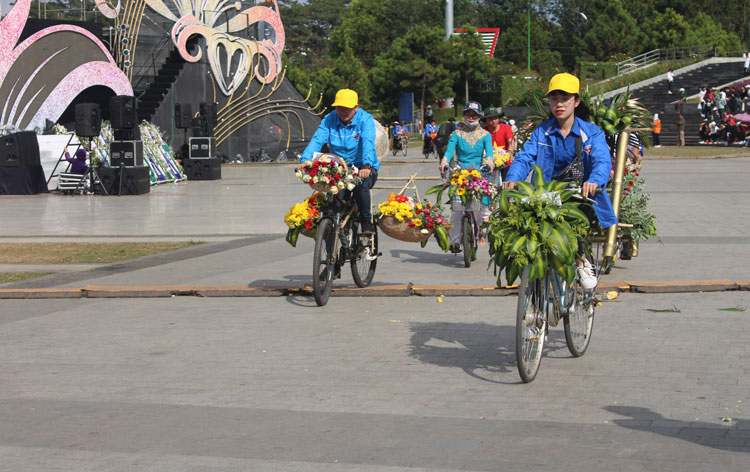 Diễu hành xe đạp hoa
