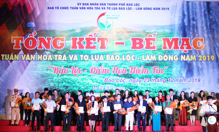 Các tập thể và cá nhân được khen thưởng trong Tuần văn hóa Trà và Tơ lụa Lâm Đồng 2019