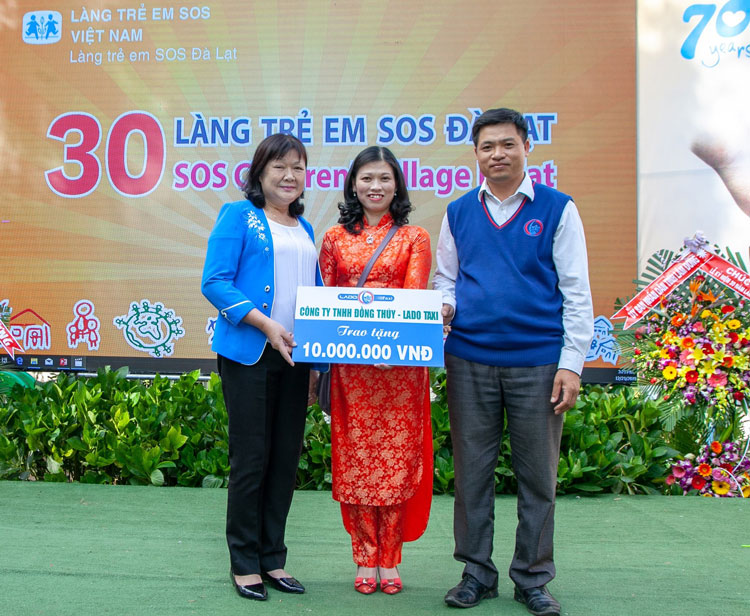 Doanh nghiệp trao tặng tiền hỗ trợ cho Làng Trẻ em SOS Đà Lạt