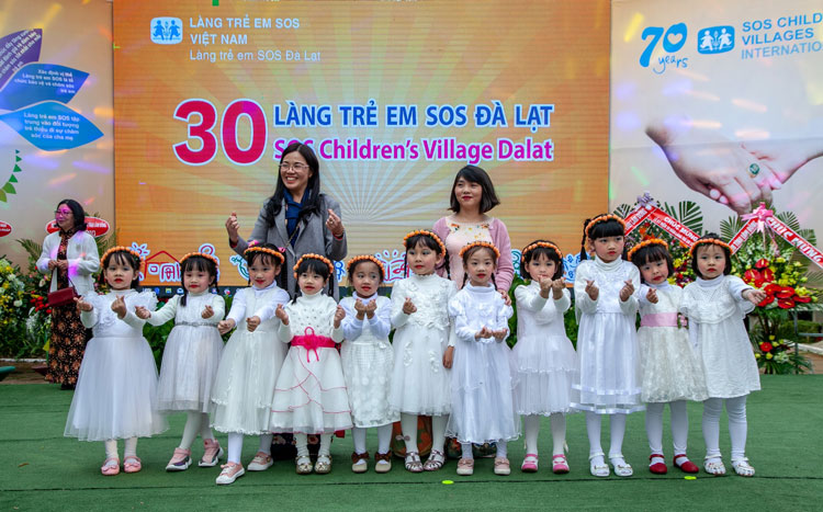 Các mẹ, các dì và trẻ ở Làng Trẻ em SOS Đà Lạt trong tiết mục văn nghệ tại lễ kỷ niệm 30 năm hoạt động