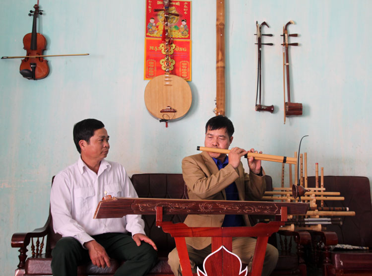 Anh Nguyễn Đình Doanh (bên phải) có niềm đam mê đặc biệt với các loại nhạc cụ truyền thống của dân tộc. Ảnh: V.Quỳnh