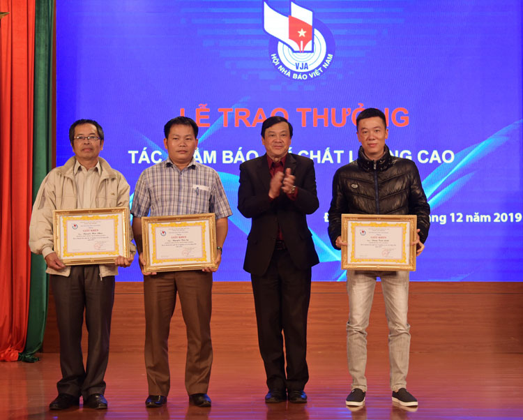 Hội viên Hội Nhà báo có thành tích xuất sắc trong công tác Hội được khen thưởng