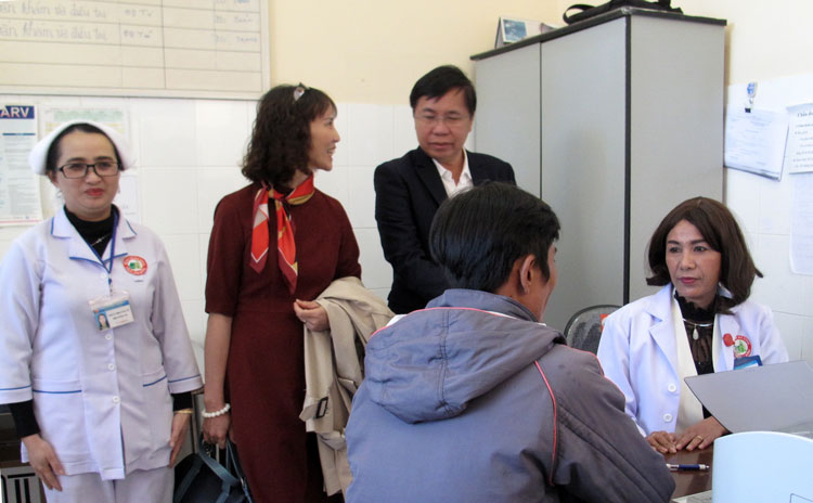 Ông Chhim Sarath - Giám đốc AHF khu vực Châu Á - Thái Bình Dương thăm Phòng khám ngoại trú BVĐK Lâm Đồng. Ảnh: A.Nhiên