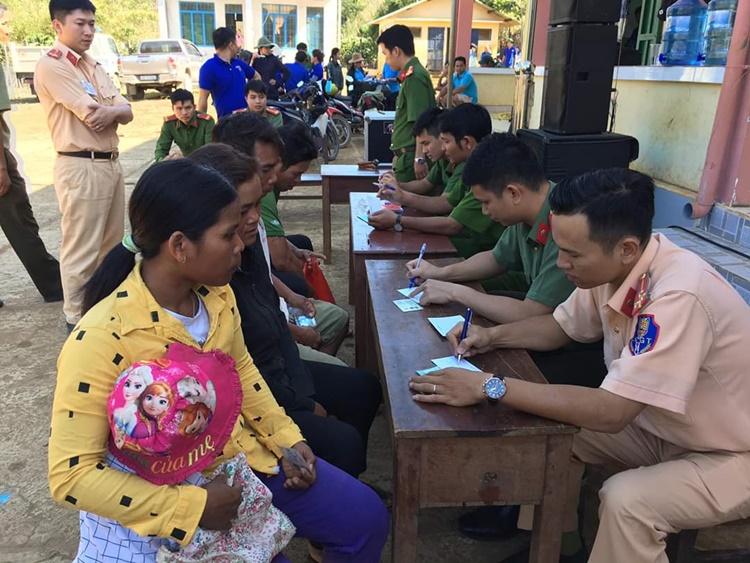 Công an huyện Đạ Tẻh làm chứng minh nhân dân cho bà con tại xã Đạ Pal, huyện Đạ Tẻh. Ảnh: Đông Anh