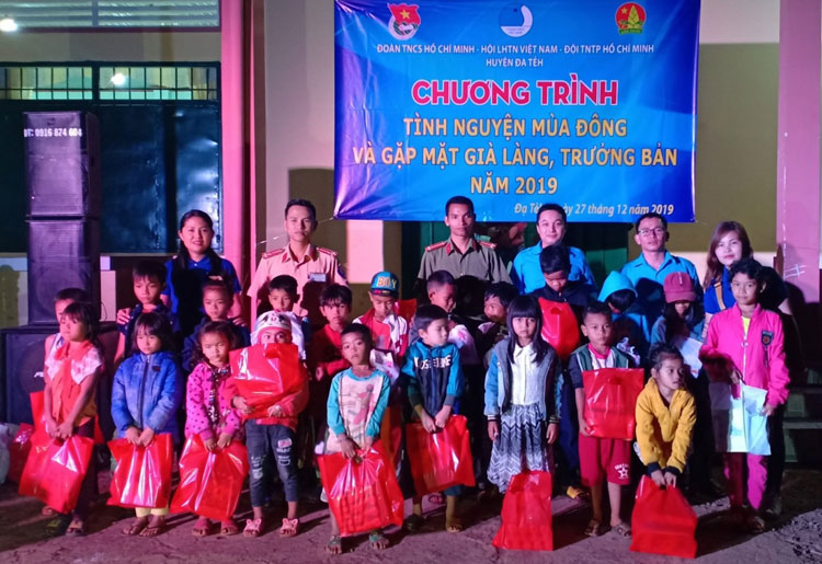 Tặng quà cho các em học sinh có hoàn cảnh khó khăn tại xã Đạ Pal, huyện Đạ Tẻh. Ảnh: Đông Anh