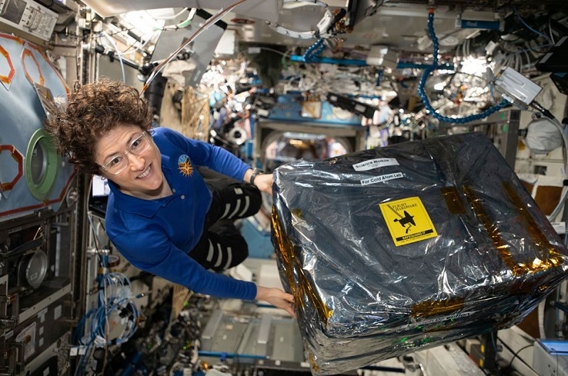 Phi hành gia NASA và là kỹ sư máy bay Christina Koch đang xử lý phần cứng được cất giấu bên trong túi hàng hóa vừa chuyển từ trái đất lên vũ trụ vào tháng 12-2019
