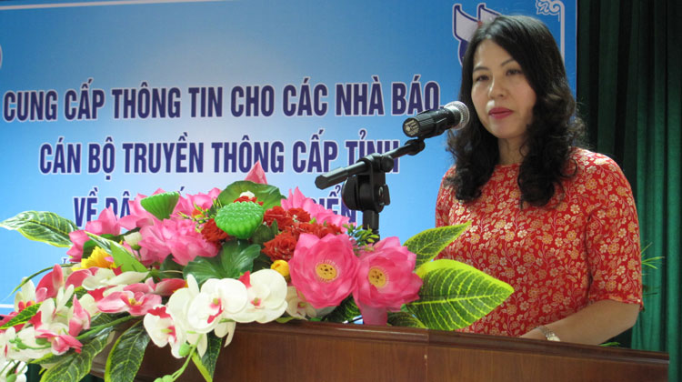 Bà Đỗ Thị Hồng - Phó Vụ trưởng Vụ Truyền thông - Giáo dục, Tổng cục Dân số - KHHGĐ phát biểu khai mạc hội nghị