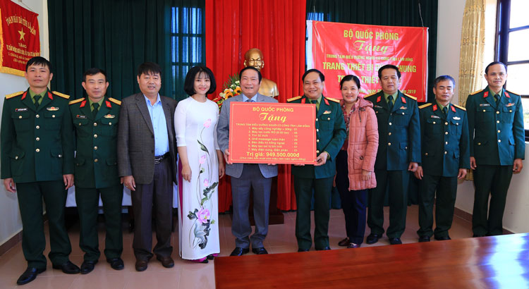 Đại tá Nguyễn Như Trúc - Phó Chủ nhiệm Chính trị Quân khu 7 và đoàn công tác Bộ Quốc phòng trao tặng trang thiết bị y tế cho Trung tâm Điều dưỡng Người có công Lâm Đồng 