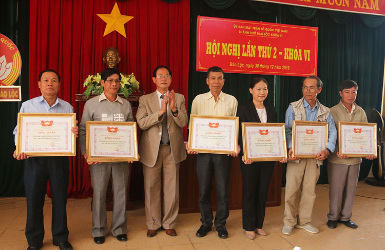 Đồng chí Nguyễn Trọng Ánh Đông - Ủy viên Ban Thường vụ Tỉnh ủy, Chủ tịch Ủy ban MTTQ Việt Nam tỉnh Lâm Đồng trao bằng công nhận cho các “khu dân cư kiểu mẫu”