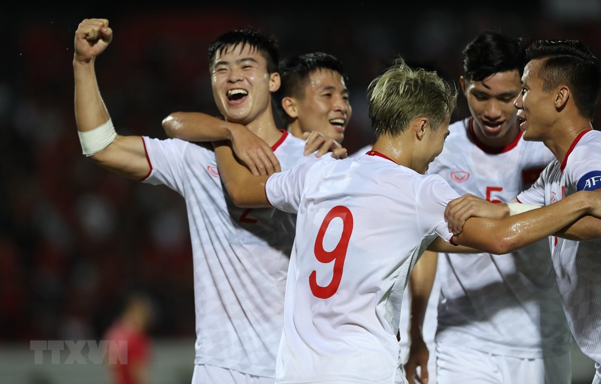 Tuyển Việt Nam ăn mừng ở trận thắng Indonesia tại vòng loại World Cup 2022