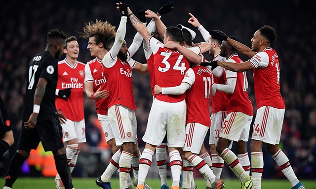 Các cầu thủ Arsenal xuất sắc đánh bại Man United 2-0.