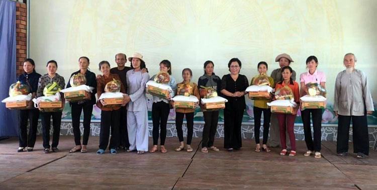 CLB Nữ Doanh nhân Lâm Đồng cùng nhà tài trợ trao quà Tết cho phụ nữ nghèo