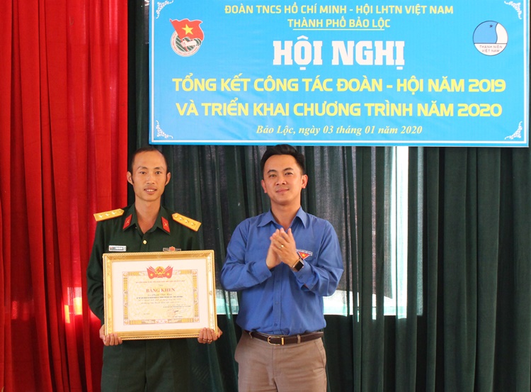  Anh Phan Đức Thái, Phó Bí thư Thường trực Tỉnh Đoàn Lâm Đồng, trao Bằng khen cho cá nhân có thành tích xuất sắc trong công tác Đoàn năm 2019