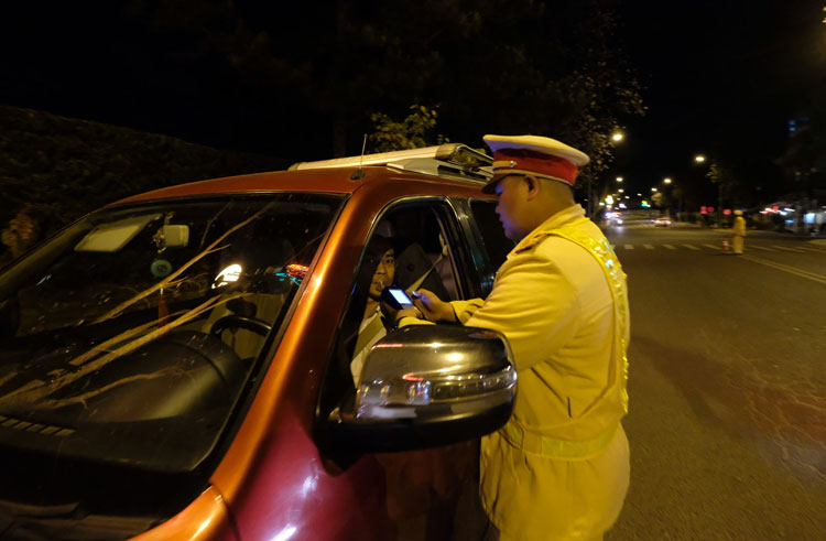 Lực lượng CSGT Lâm Đồng kiểm tra tài xế có dấu hiệu uống rượu bia tối ngày 2/1/2020 trên đường Trần Phú. Ảnh: C.Thành