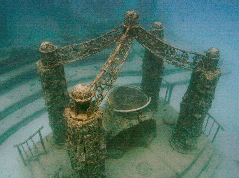 Rạn san hô Neptune ở Florida, Mỹ. Đây là một rạn san hô nhân tạo ở phía đông Key Biscayne, gần Miamia và là một đài tưởng niệm