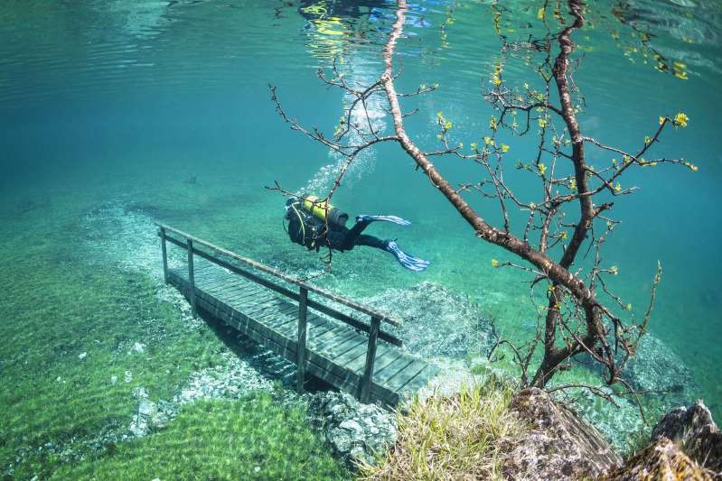 Hồ Xanh ở Tragoess, Áo chỉ sâu khoảng 2m. Thực tế đây là một công viên bị ngập nước khi tuyết tan từ trên những ngọn núi gần đó đổ xuống và phủ kín cây cối, lối đi, ghế đá và những cây cầu xung quanh. Màu xanh đặc trưng của hồ là màu sắc của cỏ cây dưới nước