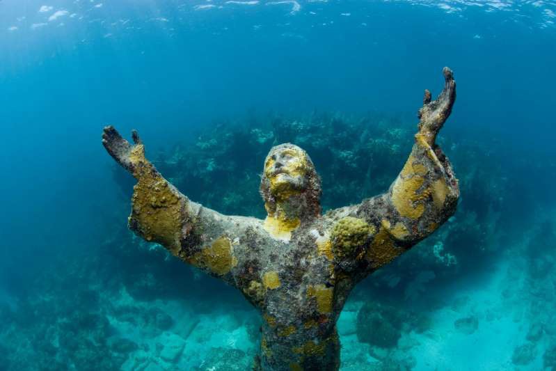 Christ of the Abyss ở Florida, Mỹ. Nằm gần Dry Rocks, ngoài khơi Key Largo ở Công viên rạn san hô John Pennekamp Bức tượng chúa Jesu bằng đồng dưới biển này là một điểm hấp dẫn đối với những người lặn biển