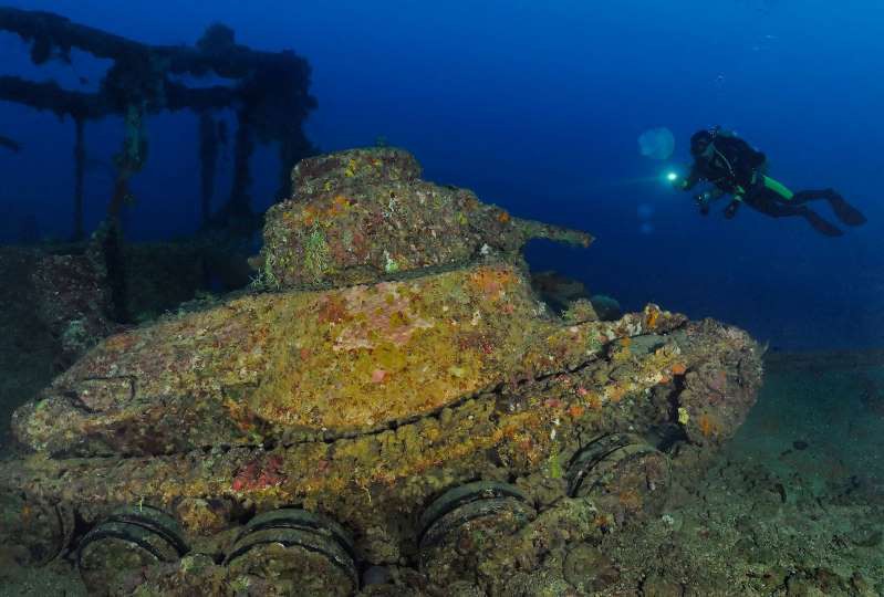 Lòng chảo Chuuk (hay Truk) ở Micronesia. Khu vực này là nơi “an nghỉ cuối cùng: của tàu chiến, máy bay và tàu ngầm bởi đây là căn cứ chính của Nhật Bản ở Nam Thái Bình Dương trong Thế chiến 2. Năm 1944, Hạm đội Nhật Bản bị Mỹ tấn công, khiến hơn 600 tàu chiến và 250 máy bay bị chìm