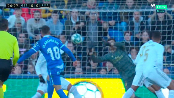 Thibaut Courtois đã phản xạ tuyệt vời để cứu thua cho Real Madrid phút 25