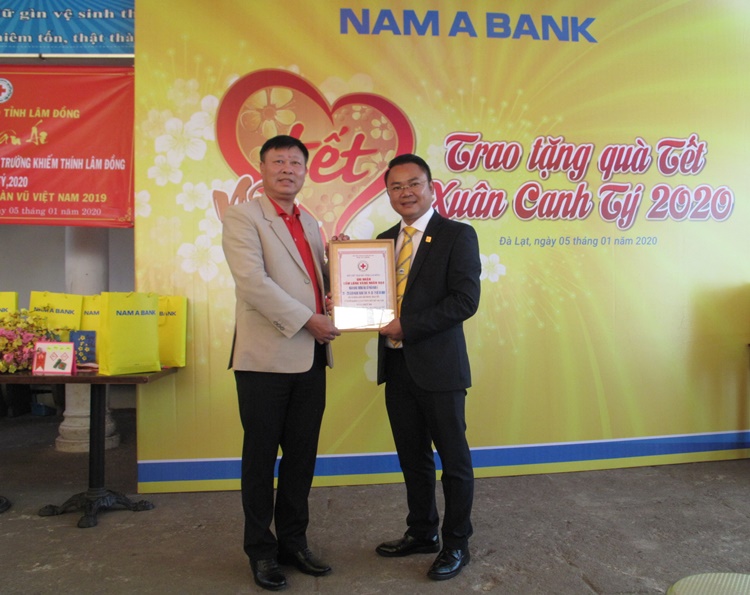 Hội Chữ thập đỏ Lâm Đồng trao bằng ghi nhận tấm lòng vàng nhân đạo của Nam Á Bank cùng đồng hành với Chương trình Tết vì người nghèo và nạn nhân chất độc da cam tỉnh Lâm Đồng năm 2020