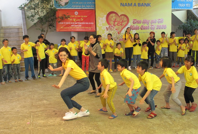 Người đẹp Hoa hậu Hoàn vũ Việt Nam năm 2019 cùng vui chơi với trẻ em trường Khiếm thính Lâm Đồng