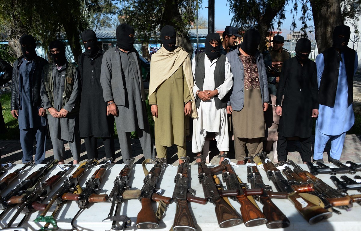 Các tay súng được cho là thành viên Taliban bị bắt giữ tại Jalalabad, Afghanistan.