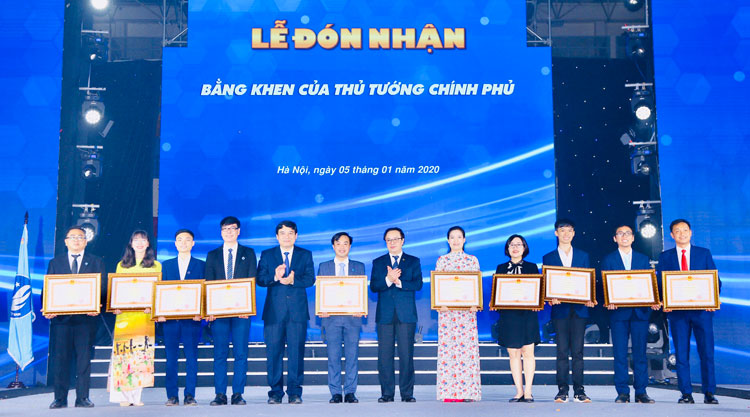 Đại diện Hội Sinh viên Trường Đại học Đà Lạt (ngoài cùng bên phải) nhận Bằng khen của Thủ tướng Chính phủ
