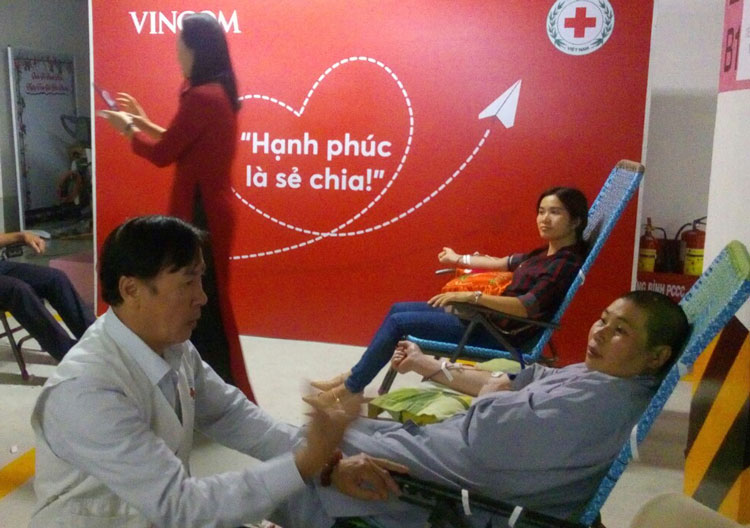 Tình nguyện viên tham gia hiến máu tại Lễ hội xuân Hồng