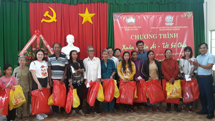 Tặng quà tết cho các đối tượng chính sách huyện Di Linh