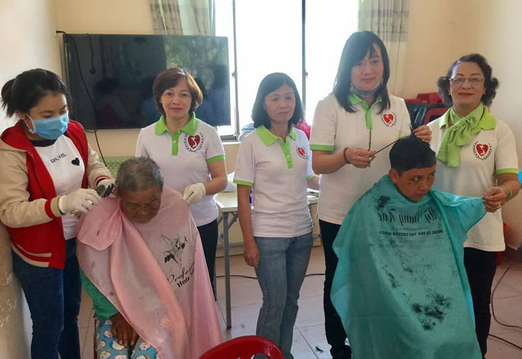 Các hội viên Chi hội Ái Tâm hớt tóc miễn phí cho người già và trẻ mồ côi ở cơ sở bảo trợ xã hội