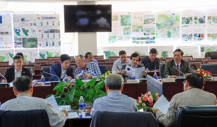 Hội đồng thi tuyển hội ý việc chấm điểm để tuyển chọn tưởng quy hoạch cho TP Bảo Lộc và vùng phụ cận