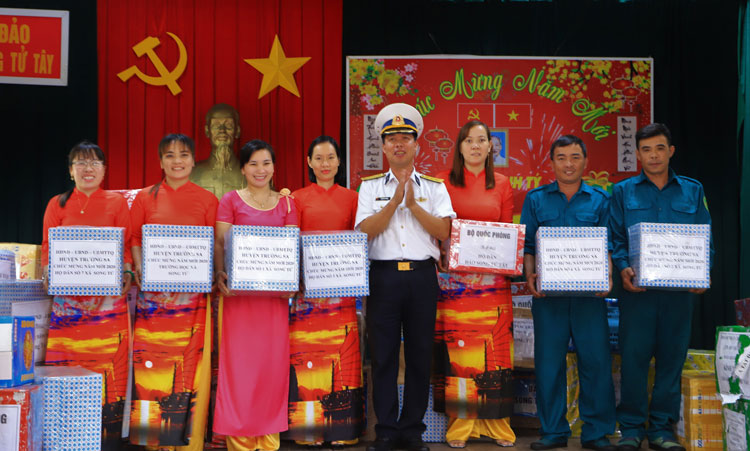 Lãnh đạo đoàn công tác tặng quà Tết cho các bộ, chiến sĩ và nhân dân đảo Trường Sa Lớn