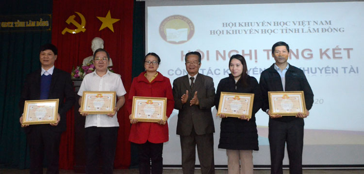 Nhà giáo ưu tú Nguyễn Xuân Ngọc – Chủ tịch Hội Khuyến học tỉnh trao công nhận danh hiệu Đơn vị học tập cho các đơn vị