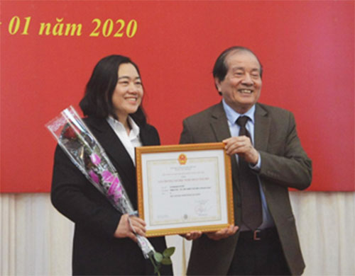 Nhà thơ Hữu Thỉnh trao giải A cho tác phẩm chuyên luận Then Tày - từ góc nhìn văn hóa của tác giả Vi Khánh Tuyết (Hội VHNT Hà Giang)