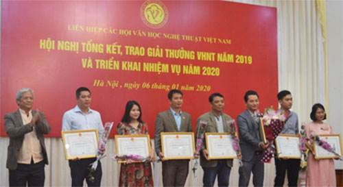 Nhà văn Tùng Điển - Phó Chủ tịch Liên hiệp các Hội VHNT Việt Nam trao giải B cho các tác giả  