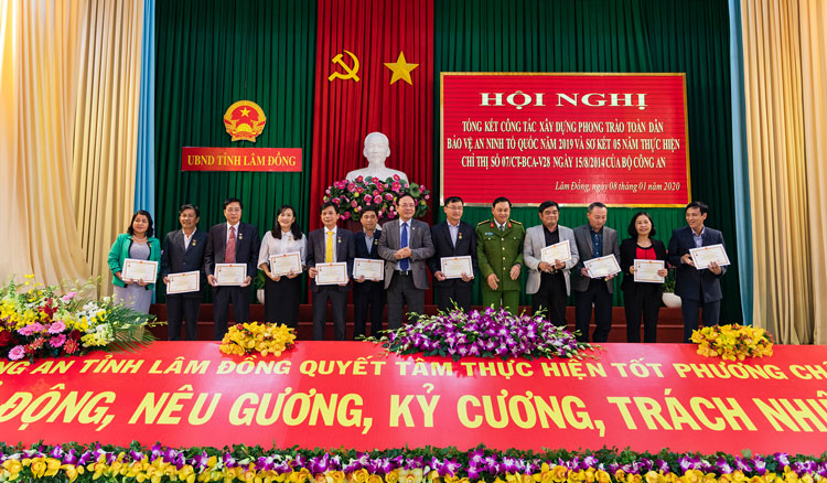 Phó Chủ tịch UBND tỉnh và lãnh đạo Công an tỉnh trao Kỷ niệm chương cho các cá nhân. Ảnh: Nghĩa Nguyễn
