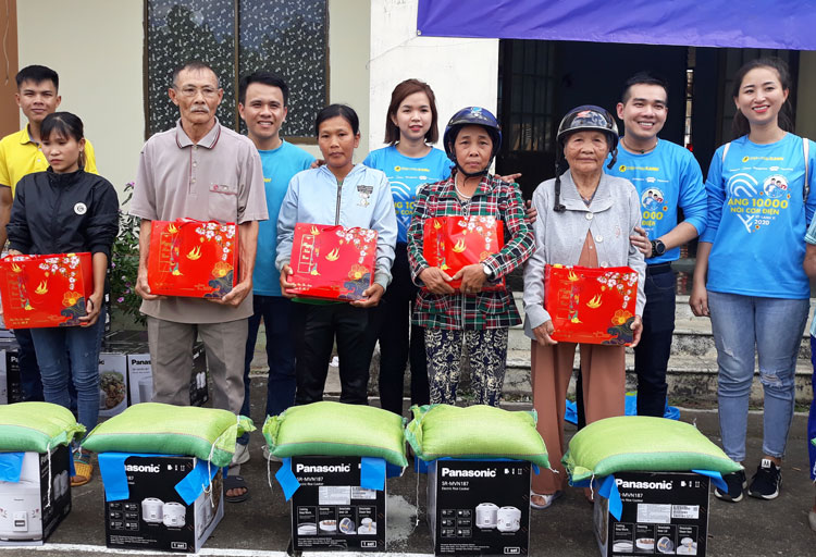 Tặng quà cho hộ nghèo ở huyện Cát Tiên